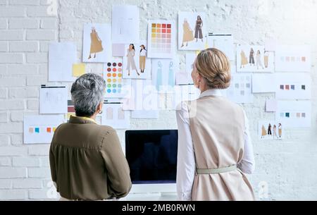 Moda, designer di squadra e il retro delle donne in officina guardando i disegni sul muro. Collaborazione, piccole imprese e sartoria senior Foto Stock