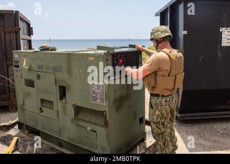 GULFPORT, sig.ra (9 giugno 2022) Construction Electrician 2nd Class Zackery Almond di Albemarle, N.C., assegnato al Naval Mobile Construction Battalion (NMCB) 1 effettua controlli di manutenzione su un generatore 60K durante la fase di esercizio del Command Post due a bordo del molo del porto di Gulfport. NMCB 1 sta conducendo un intenso piano di formazione homeport per espandere la loro capacità di eseguire operazioni di costruzione, assistenza umanitaria e teatro. Foto Stock