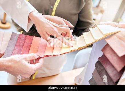 Moda, mani e donne con scelta di tessuti per il colore in officina. Lavoro di squadra, collaborazione e pianificazione di designer femminili o sarti scelta Foto Stock