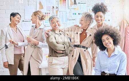 Lavoro di squadra, moda e ritratto di stilisti di donne in laboratorio per il lavoro creativo. Collaborazione di gruppo, startup e felice sartorie senior in studio Foto Stock