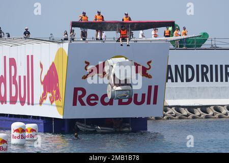 ISTANBUL, TURKIYE - 14 AGOSTO 2022: Il concorrente effettua un volo con una macchina volante fatta a mano umana su Red Bull Flugtag Foto Stock