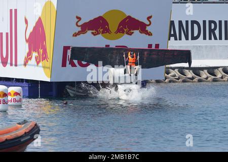 ISTANBUL, TURKIYE - 14 AGOSTO 2022: Il concorrente effettua un volo con una macchina volante fatta a mano umana su Red Bull Flugtag Foto Stock