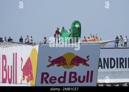 ISTANBUL, TURKIYE - 14 AGOSTO 2022: Il concorrente effettua un volo con una macchina volante fatta a mano umana su Red Bull Flugtag Foto Stock