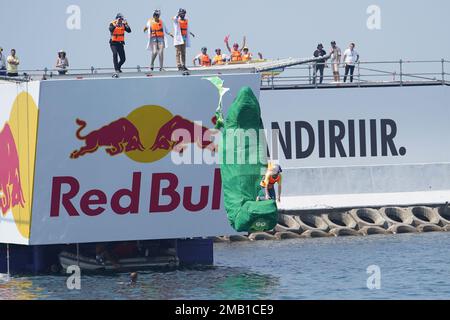 ISTANBUL, TURKIYE - 14 AGOSTO 2022: Il concorrente effettua un volo con una macchina volante fatta a mano umana su Red Bull Flugtag Foto Stock