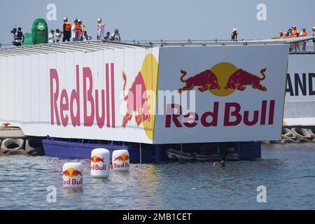 ISTANBUL, TURKIYE - 14 AGOSTO 2022: Il concorrente effettua un volo con una macchina volante fatta a mano umana su Red Bull Flugtag Foto Stock