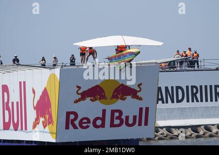 ISTANBUL, TURKIYE - 14 AGOSTO 2022: Il concorrente effettua un volo con una macchina volante fatta a mano umana su Red Bull Flugtag Foto Stock