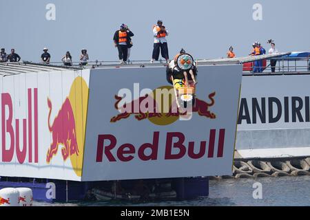 ISTANBUL, TURKIYE - 14 AGOSTO 2022: Il concorrente effettua un volo con una macchina volante fatta a mano umana su Red Bull Flugtag Foto Stock