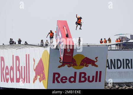 ISTANBUL, TURKIYE - 14 AGOSTO 2022: Il concorrente effettua un volo con una macchina volante fatta a mano umana su Red Bull Flugtag Foto Stock