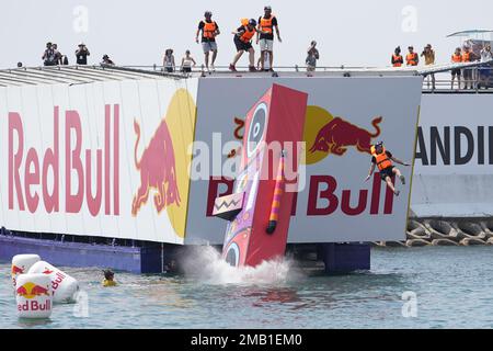 ISTANBUL, TURKIYE - 14 AGOSTO 2022: Il concorrente effettua un volo con una macchina volante fatta a mano umana su Red Bull Flugtag Foto Stock