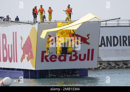 ISTANBUL, TURKIYE - 14 AGOSTO 2022: Il concorrente effettua un volo con una macchina volante fatta a mano umana su Red Bull Flugtag Foto Stock