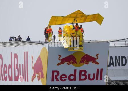 ISTANBUL, TURKIYE - 14 AGOSTO 2022: Il concorrente effettua un volo con una macchina volante fatta a mano umana su Red Bull Flugtag Foto Stock