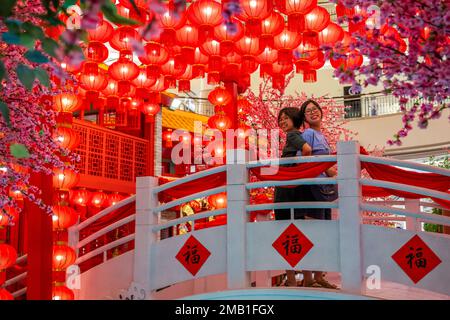 Kuala Lumpur, Malesia. 18th Jan, 2023. La gente posa per le foto con lanterne rosse per il Capodanno cinese lunare in un centro commerciale a Kuala Lumpur, Malesia, 18 gennaio 2023. Credit: Notizie dal vivo su Zhu Wei/Xinhua/Alamy Foto Stock