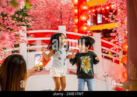 Kuala Lumpur, Malesia. 18th Jan, 2023. I bambini posano per le foto con decorazioni per il Capodanno lunare cinese in un centro commerciale a Kuala Lumpur, Malesia, 18 gennaio 2023. Credit: Notizie dal vivo su Zhu Wei/Xinhua/Alamy Foto Stock