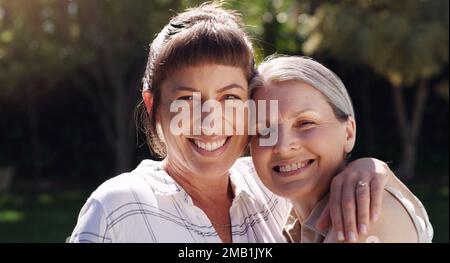 Im così orgoglioso di mia figlia. una madre e una figlia che abbracciano fuori. Foto Stock
