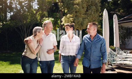 Abbiamo una bella famiglia. un gruppo di familiari che si godono un po' di tempo all'aperto nel loro giardino. Foto Stock