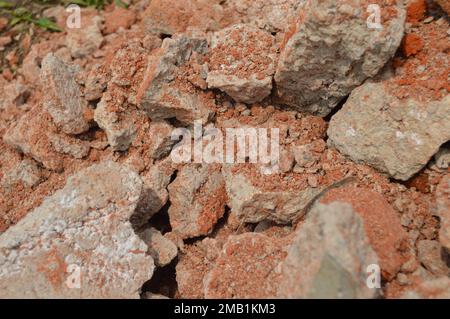 Le rovine delle mura che erano state distrutte sono state impilate sul terreno. Foto Stock