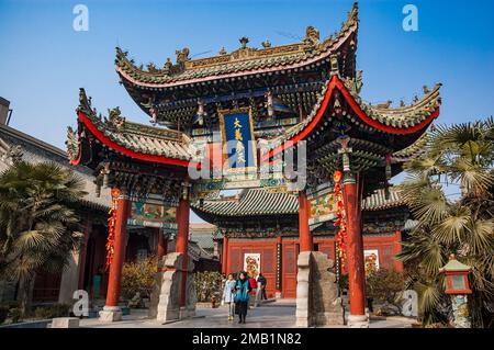 Un gateway di ornati a Shanshangan Guild Hall di Kaifeng. Kaifeng fu la capitale del nord della dinastia Song. Nella Provincia di Henan, Cina. Foto Stock