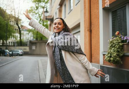 Taxi turistico, di viaggio e di accoglienza in città, strada o New York strada nei trasporti, viaggio e urbano. Sorridere, donna felice e studente Foto Stock