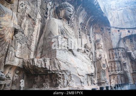 Luoyang, Cina – 02022009: La Grande Vairocana alle Grotte di Longmen a Luoyang, Provincia di Henan, Cina. Le grotte hanno numerose statue buddiste intarsi Foto Stock