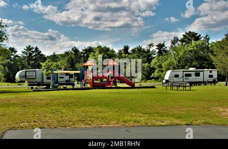 I campeggiatori saranno allestiti il 9 giugno 2022 presso il Pine View Campground di Fort McCoy, Wisconsin. Il Pine View Campground fa parte della Pine View Recreation Area. Quest'area comprende anche Whitetail Ridge e Sportsman's Range. Il campeggio è immerso in una zona boscosa a circa 400 metri a ovest della zona di cantonment di Fort McCoy ed è delimitato dal lago Suukjak Sep a est e dal fiume la Crosse a ovest e a sud. Per ulteriori informazioni sulle tariffe di noleggio delle cabine, fai una sosta presso l'ufficio del campeggio o visita il sito https://mccoy.armymwr.com. Foto Stock