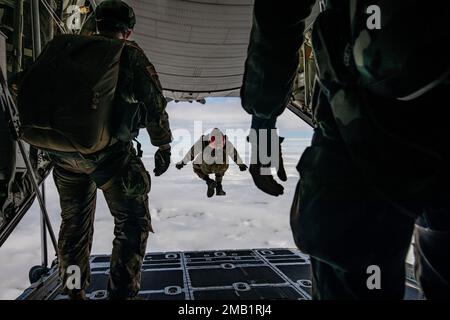 Un alleato francese lancia dalla rampa di un aereo della Guardia Nazionale dell'Ohio Air C-130 come un aereo statunitense Esercito Verde Beret assegnato a 1-10 Special Forces Group orologi durante una caduta libera militare sopra le Mont Saint Michel, Francia, 9 giugno 2022. Questa operazione aerea viene alla collaborazione delle forze alleate francesi e statunitensi per rafforzare forti legami e una chiara comunicazione tra gli alleati della NATO. Foto Stock