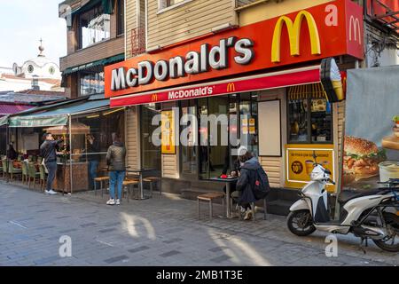 ISTANBUL - 15 GENNAIO: Facciata del ristorante McDonald con i visitatori in una strada a Istanbul il 15 gennaio. 2023 in Turchia Foto Stock
