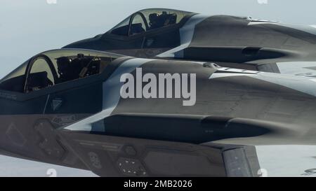 Il comandante dello Squadrone Aggressor del 65th, il col. Brandon Nauta, e il col. Michael Albrecht, volano in una formazione a due navi F-35A Lightning II dalla base dell'aeronautica militare di Nellis, Nevada, 9 giugno 2022. I F-35As erano in viaggio verso il Nevada Test and Training Range per partecipare alla loro missione di addestramento inaugurale contro F-15E Strike Eagles. Saranno impiegati in grandi esercizi di Combat Air Forces, negli Stati Uniti Missioni della scuola di armi dell'aeronautica, esercitazioni congiunte ed eventi di prova e valutazione operativi che sono condotti soltanto alla base dell'aeronautica di Nellis e alla gamma di prova e addestramento del Nevada. Foto Stock