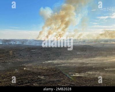 LEWISVILLE, Texas (2 marzo 2022) i vigili del fuoco e le agenzie partner combattono contro un'area di prateria bruciata sotto la diga del lago Lewisville. Un incendio prescritto è stato avviato presso la Lewisville Lake Environmental Learning Area a Lewisville Lake nel tentativo di creare, ripristinare e rivitalizzare praterie sotto la diga di Lewisville. Si presume che questo incendio sia stato controllato prima delle 12:00, ma a causa di cambiamenti del vento e delle condizioni meteorologiche, l'incendio è sfuggito alla sua area prevista. Vigili del fuoco di Fiore Mound, Frisco e diverse altre città circostanti hanno risposto alle richieste di aiuto reciproco con i camion spazzoloni per aiutare la contata Foto Stock