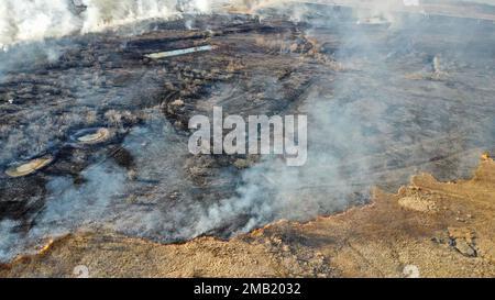 LEWISVILLE, Texas (2 marzo 2022) i vigili del fuoco e le agenzie partner combattono contro un'area di prateria bruciata sotto la diga del lago Lewisville. Un incendio prescritto è stato avviato presso la Lewisville Lake Environmental Learning Area a Lewisville Lake nel tentativo di creare, ripristinare e rivitalizzare praterie sotto la diga di Lewisville. Si presume che questo incendio sia stato controllato prima delle 12:00, ma a causa di cambiamenti del vento e delle condizioni meteorologiche, l'incendio è sfuggito alla sua area prevista. Vigili del fuoco di Fiore Mound, Frisco e diverse altre città circostanti hanno risposto alle richieste di aiuto reciproco con i camion spazzoloni per aiutare la contata Foto Stock