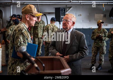 SASEBO, Giappone (10 giugno 2022) il Capitano Greg Baker, partito, parla con il Capitano pensionato John Hamilton, mentore e ospite d’onore di Baker, dopo la cerimonia di cambio di comando dello Squadrone anfibio 11 nella baia di hangar della nave portuale anfibio da trasporto USS New Orleans (LPD 18). Lo Squadrone anfibio 11 opera nell'area di responsabilità della flotta degli Stati Uniti 7th per migliorare l'interoperabilità con alleati e partner e funge da pronta forza di risposta per difendere la pace e la stabilità nella regione dell'Indo-Pacifico. Foto Stock