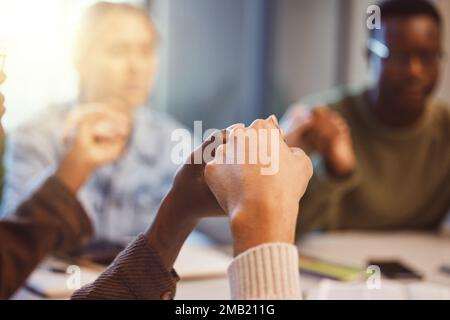 Tenendo le mani, adorare e pregare con la religione o spirituale, le persone insieme con fiducia e sostegno. Dio, gratitudine e diversità, cristiano Foto Stock