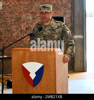 Il Col. Brad Bane, comandante 405th della Brigata di supporto dell'esercito, fornisce le osservazioni durante la cerimonia di cambio di comando del 10 giugno presso il deposito dell'esercito di Livorno, Italia. Foto Stock