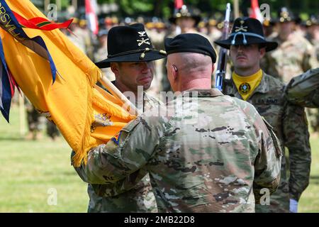 STATI UNITI McChrystal, a sinistra, comandante regimentale entrante del reggimento di cavalleria 2nd, riceve i colori dell'unità da Brig. Il generale Joseph Hilbert, comandante del comando di addestramento dell'esercito del 7th, durante una cerimonia di cambio di comando a Grafenwoehr, Germania, 10 giugno 2022. I Dragoons salutarono il col 81st del reggimento, col Joseph M. Ewers, e la sua famiglia, e accolsero il colonnello Robert S. McChrystal come il colonnello del reggimento del 82nd. Foto Stock