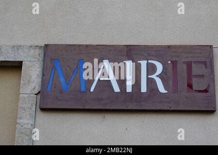 mairie francia testo blu bianco rosso segno sulla facciata edificio significa municipio in uffici città francia Foto Stock