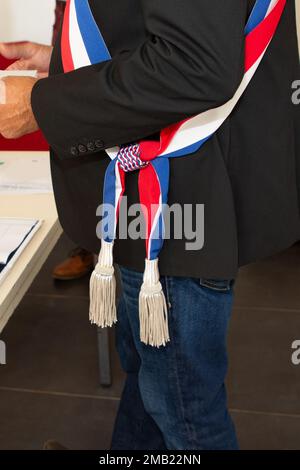 sciarpa tricolore sindaco francese durante una celebrazione ufficiale nel municipio di francia Foto Stock