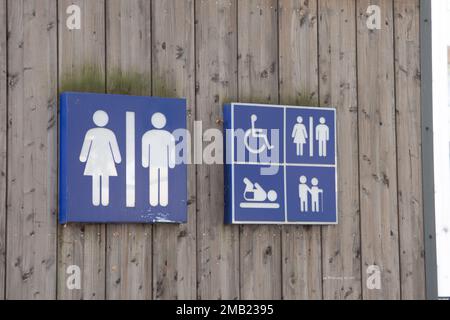 wc WC segno uomini donne icona su edificio in legno facciata acqua armadi muro ingresso Foto Stock