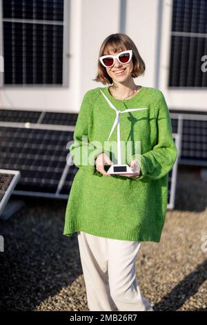 Felice proprietario di una casa con un impianto solare Foto Stock