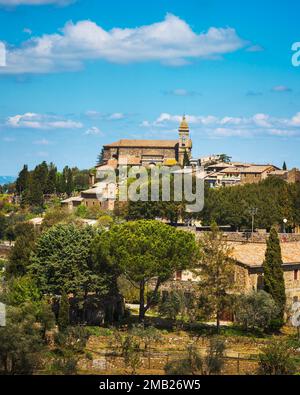 Montalcino borgo medievale italiano e la chiesa sullo sfondo. Città del vino Brunello. Provincia di Siena, regione Toscana, Italia. Foto Stock