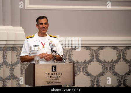 Posteriore ADM Carlos Sardiello, comandante, Carrier Strike Group 1, dà un discorso agli Stati Uniti Ricevimento della settimana della flotta Navy durante la settimana della flotta Portland 2022, Giugno 10. Portland Fleet Week è una celebrazione onorata del tempo dei servizi marittimi e offre ai cittadini dell'Oregon l'opportunità di incontrare marinai, Marines e Coast Guardsmen, oltre a testimoniare in prima persona le ultime capacità dei servizi marittimi di oggi. Foto Stock