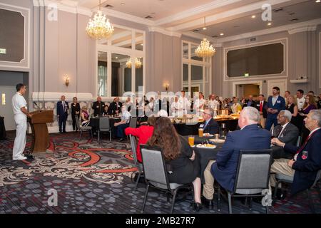 Carlos Sardiello, comandante, Carrier Strike Group 1, ha tenuto un discorso alla reception durante la Portland Fleet Week 2022, giugno 10. Portland Fleet Week è una celebrazione onorata del tempo dei servizi marittimi e offre ai cittadini dell'Oregon l'opportunità di incontrare marinai, Marines e Coast Guardsmen, oltre a testimoniare in prima persona le ultime capacità dei servizi marittimi di oggi. Foto Stock