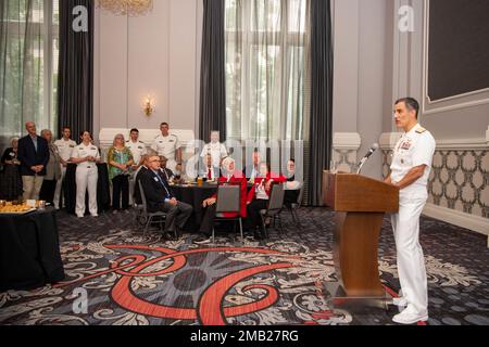 Posteriore ADM Carlos Sardiello, comandante, Carrier Strike Group 1, dà un discorso agli Stati Uniti Ricevimento della settimana della flotta Navy durante la settimana della flotta Portland 2022, Giugno 10. Portland Fleet Week è una celebrazione onorata del tempo dei servizi marittimi e offre ai cittadini dell'Oregon l'opportunità di incontrare marinai, Marines e Coast Guardsmen, oltre a testimoniare in prima persona le ultime capacità dei servizi marittimi di oggi. Foto Stock