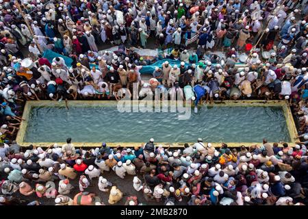 Dhaka, Bangladesh. 20th Jan, 2023. I devoti musulmani si riuniscono per utilizzare l'acqua fornita durante Bishwa Ijtema a Tongi, Dhaka, Bangladesh. La Bishwa Ijtema (Congregazione Globale) è un raduno annuale di musulmani a Tongi, sulle rive del fiume Turag, alla periferia di Dhaka, in Bangladesh. È la seconda congregazione più grande della comunità musulmana dopo il pellegrinaggio alla Mecca per gli Hajj. L'Ijtema è un incontro di preghiera che si sviluppa in tre giorni, durante i quali i devoti presenti eseguono preghiere quotidiane ascoltando gli studiosi che recitano e spiegano i versi del Corano. A causa di non-pol Foto Stock