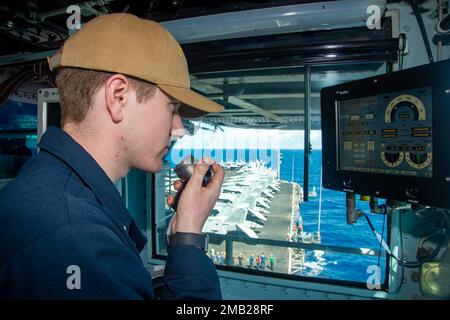 220610-N-TO573-1162 MEDITERRANEO (10 giugno 2022) il Midshipman Ryan Becvar, di Islip, New York, si allena come ufficiale connatore durante un rifornimento in mare con l'USNS Robert E. Peary a bordo dell'USS Harry S. Truman (CVN 75), 10 giugno 2022. Il gruppo Harry S. Truman Carrier Strike Group è in fase di implementazione pianificata negli Stati Uniti Naval Forces Europe area of Operations, impiegato dagli Stati Uniti Sesta flotta per difendere gli interessi degli Stati Uniti, degli alleati e dei partner. Foto Stock