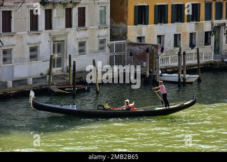 Un bellissimo scatto di gondole sul grande canale tra edifici colorati a Venezia, Italia Foto Stock