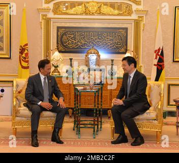Bandar seri Begawan, Brunei. 19th Jan, 2023. Il sultano Haji Hassanal Bolkiah (L) del Brunei tiene colloqui con Lawrence Wong, in visita al vice primo ministro e ministro delle finanze singaporiano, a Istana Nurul Iman a Bandar seri Begawan, Brunei, 19 gennaio 2023. Secondo l'Ufficio del primo Ministro del Brunei, il Sultano e Wong hanno discusso le forti relazioni bilaterali tra entrambi i paesi, in particolare sulla difesa e sull'accordo di intercambiabilità monetaria. PER ANDARE CON 'Brunei, Singapore voto per aumentare i legami bilaterali' credito: Jeffrey Wong/Xinhua/Alamy Live News Foto Stock