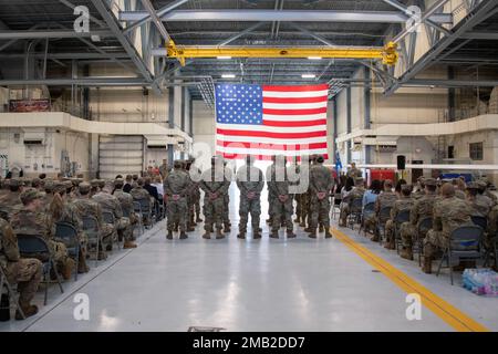 Gli aerei dello stand di manutenzione degli aeromobili 319th dello Squadrone si riposano durante la cerimonia di cambio di comando AMXS del 319th in un hangar, il 10 giugno 2022, presso la base dell'aeronautica militare Grand Forks, North Dakota. Il 319th AMXS mantiene il RQ-4B Global Hawk, un velivolo di sorveglianza ad alta quota, pilotato a distanza, di proprietà e gestito dalla 319th Reconnaissance Wing. Foto Stock