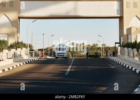 Checkpoint con sicurezza e barriera automatica sulla strada. Ingresso custodito al territorio Foto Stock