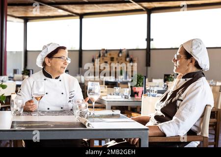 Italia, Regione del Cilento, Salerno, Campania - alla dispensa di San Salvatore la cucina è gestita da una esperta locale Foto Stock