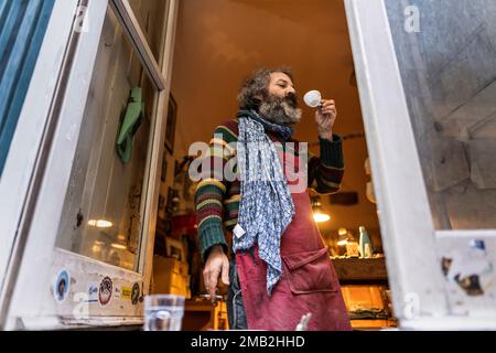 Italia, Campania, Napoli - Coffe a Napoli è una tradizione sacra che va ben oltre un sorso di deliziosa bevanda nera. Foto Stock