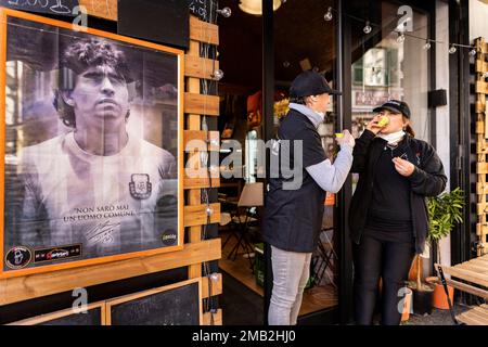 Italia, Campania, Napoli - Coffe a Napoli è una tradizione sacra che va ben oltre un sorso di deliziosa bevanda nera. Foto Stock